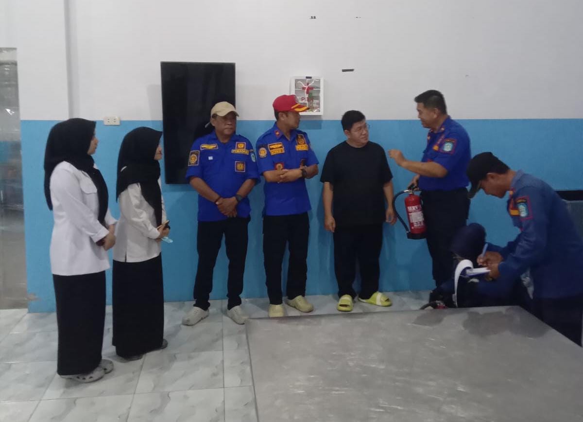 Satpol PP Bangka Edukasi Pelaku Usaha di Sungailiat Terkait Pentingnya APAR