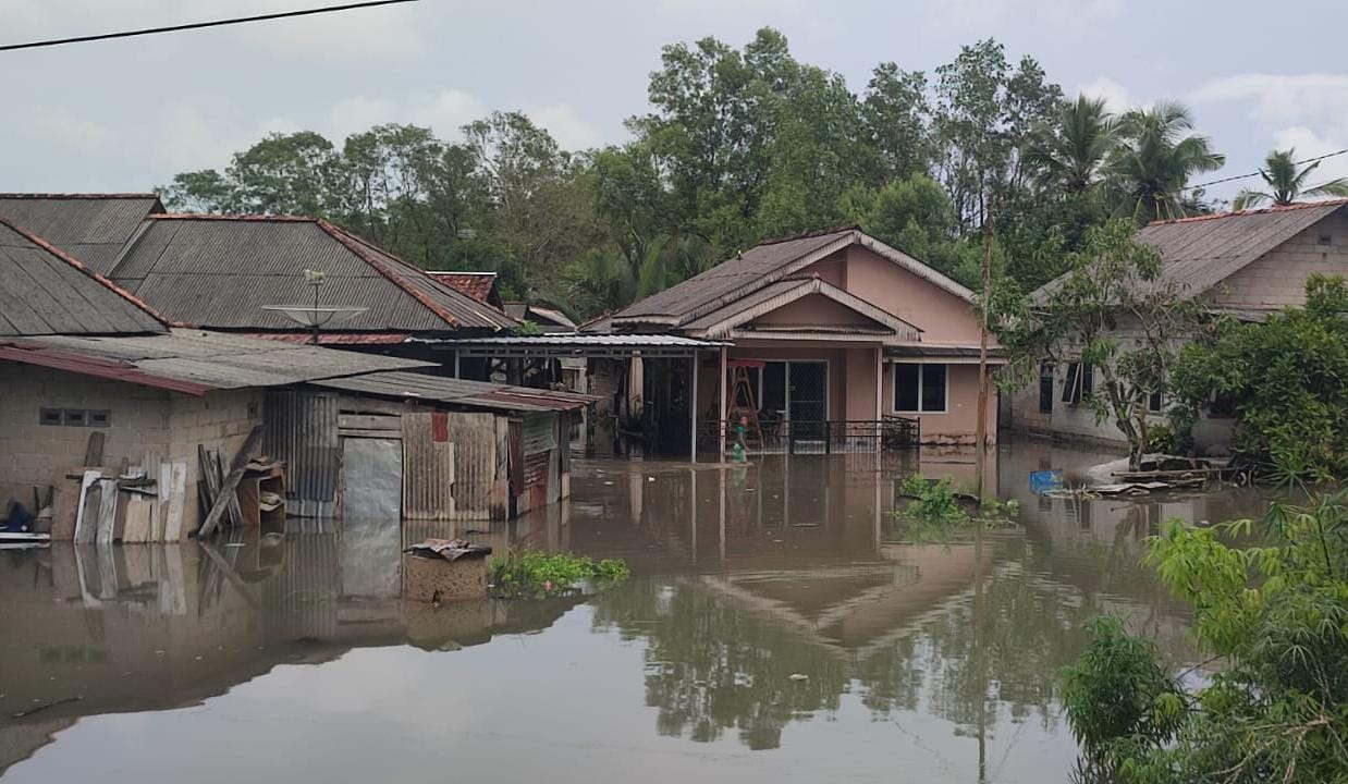 Lingkungan Air Hanyut & Pesisir Sungailiat Teredam Banjir, Warga Minta Bantuan Pemkab