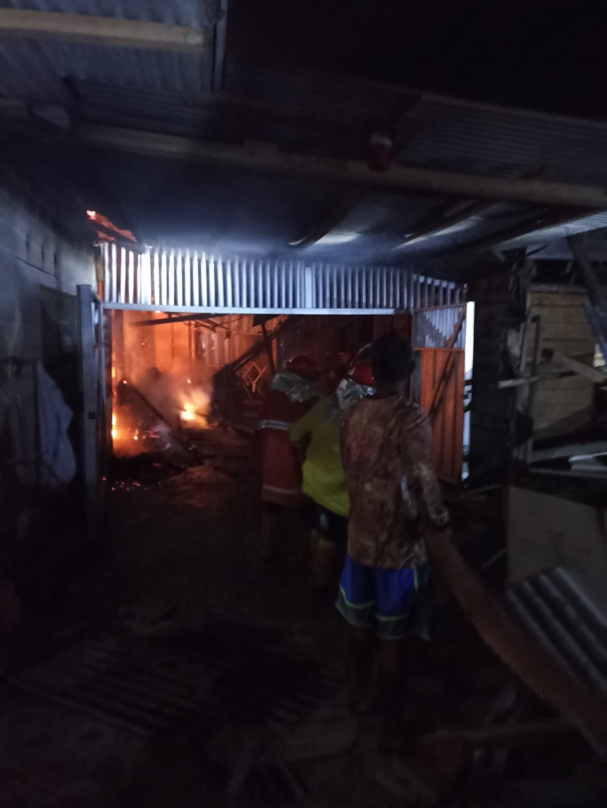 2 Rumah dan Gudang di Sarang Mandi Terbakar 