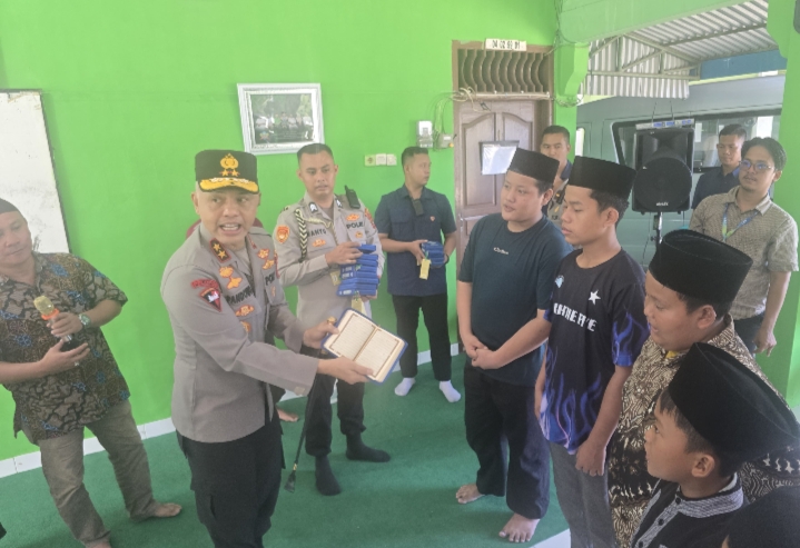 Kunjungi 2 Panti Asuhan Di Pangkalpinang, Kapolda Babel Berbagi Al-Quran