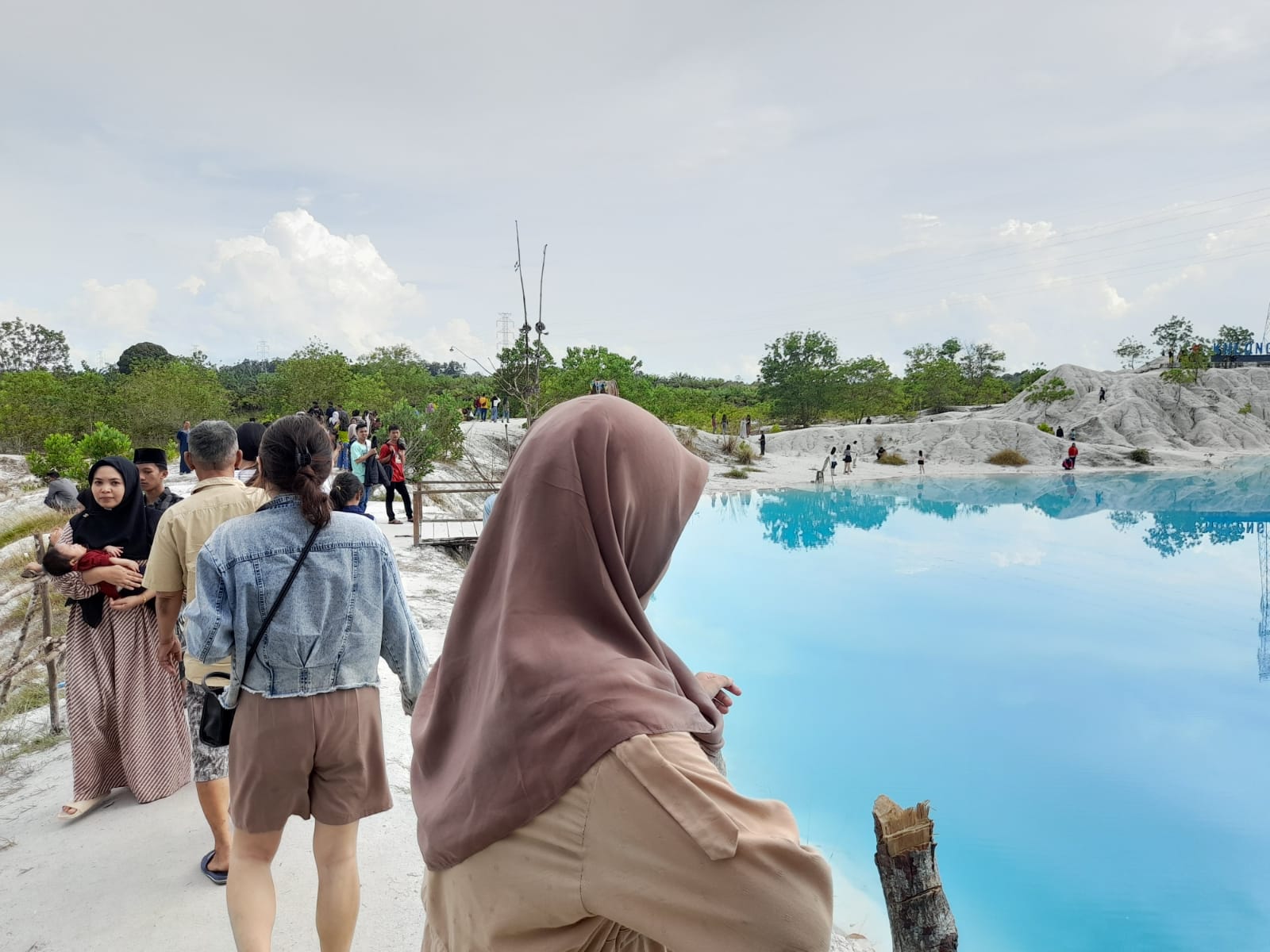 Danau Kaolin Dibanjiri Pengunjung, Tembus 500 Orang per Hari