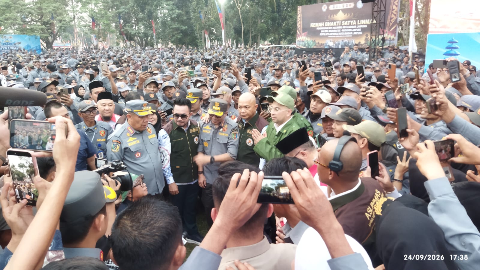Gubernur Hidayat Arsani Hadiri Apel Akbar Satlinmas di Bandar Lampung