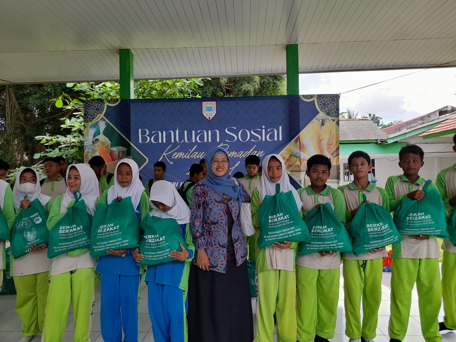 Berkah Ramadan, SMP 1 Koba Bagikan 234 Paket Sembako Kepada Siswa Hingga Warga Kurang Mampu