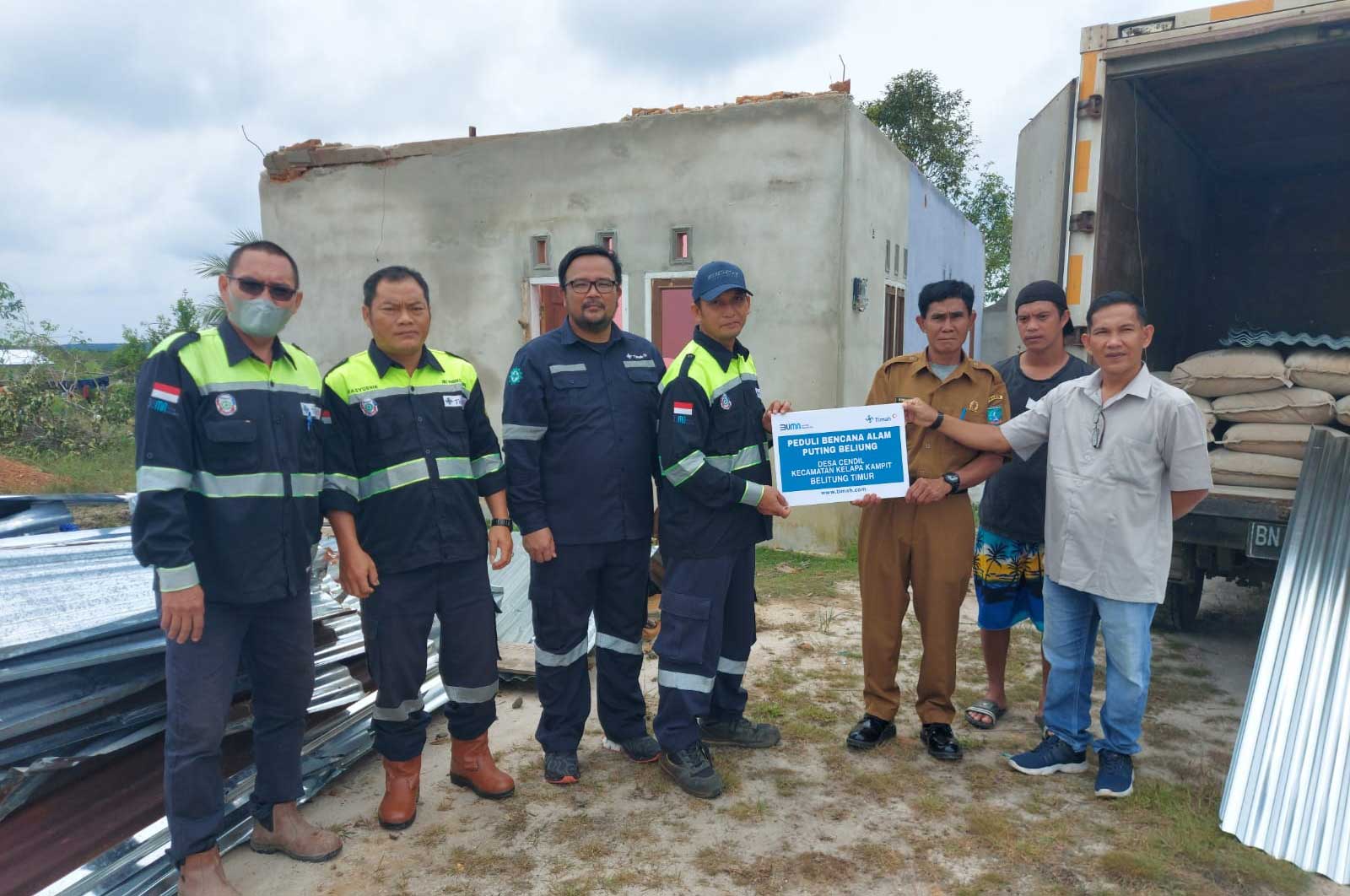 PT Timah Tbk Salurkan Bantuan untuk Warga Terdampak Bencana Puting Beliung di Desa Cendil
