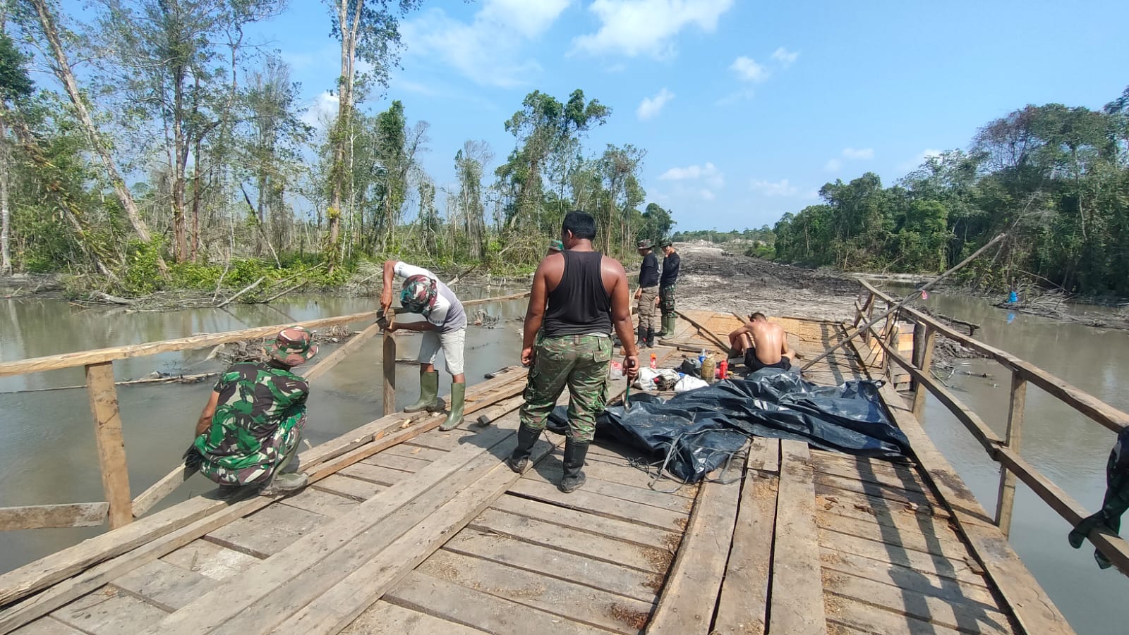 Pembangunan Jembatan Kayu Kedua Akses Jalan Penghubung Desa Telah Rampung