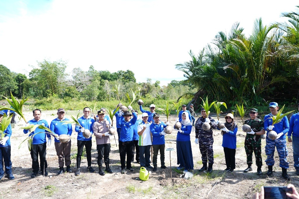 PLN UIW Babel Bersama Pemprov dan Yayasan Ikebana Sinergi Tanam 4.000 Bibit Kelapa dan Mangrove