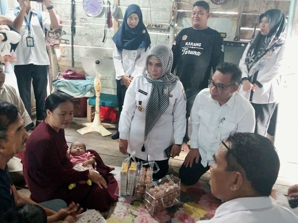 Bukti Keseriusan Atasi Stunting, Pj Wako Lusje Turun Langsung Serahkan Bantuan