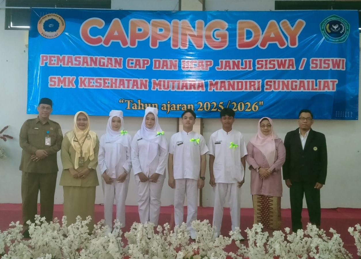 62 Siswa SMK Kesehatan Mutiara Mandiri Sungailiat Ikuti Prosesi Caping Day