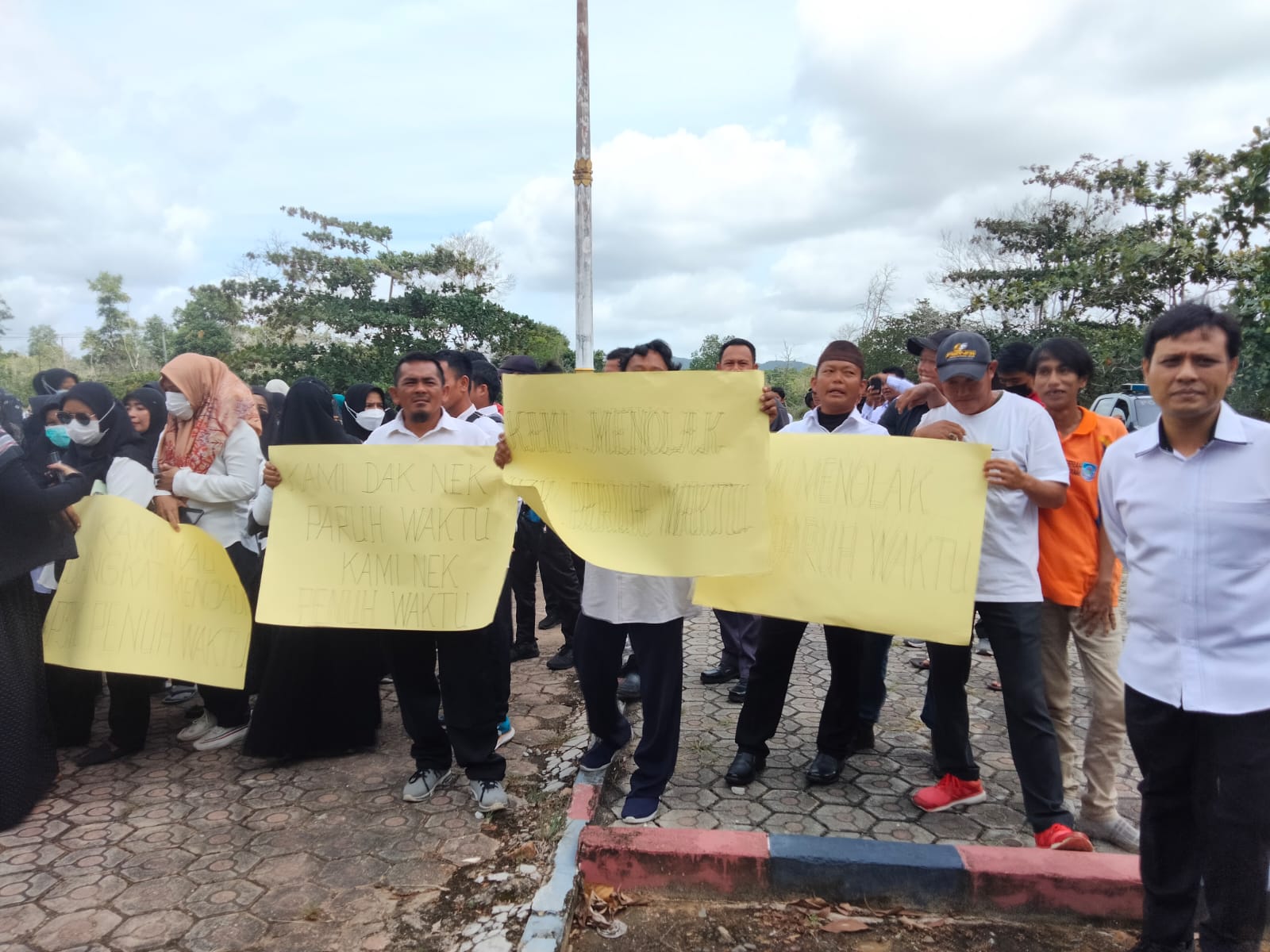 Ratusan Honorer Pemkab Basel Geruduk Gedung DPRD, Ini Tuntutannya