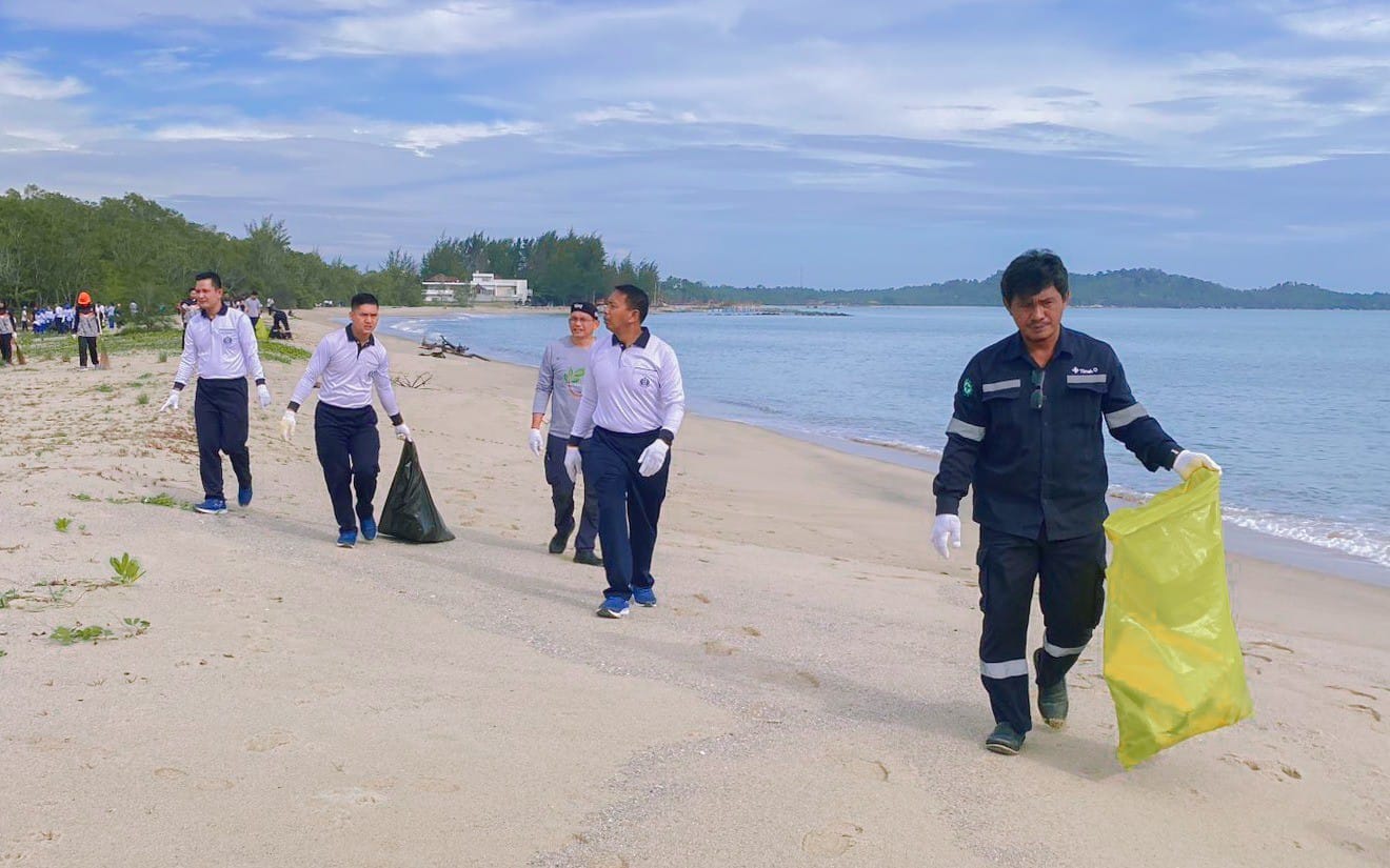 PT Timah Tbk Bersama Lanal Babel Bersihkan Pantai Muara Tengkorak, Kumpulkan Satu Ton Sampah