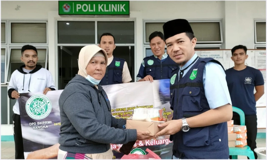 Semarak Ramadan, BKPRMI Bangka Berbagi Takjil di Dua RS