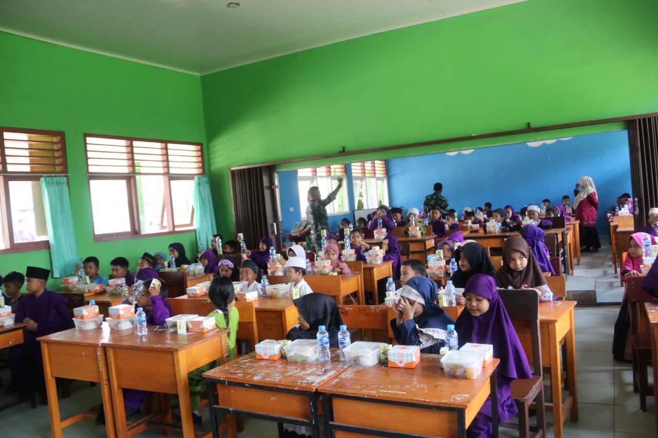 Peduli Stunting, Dapur Sehat Kodim Kunjungi SDN 15 Toboali 