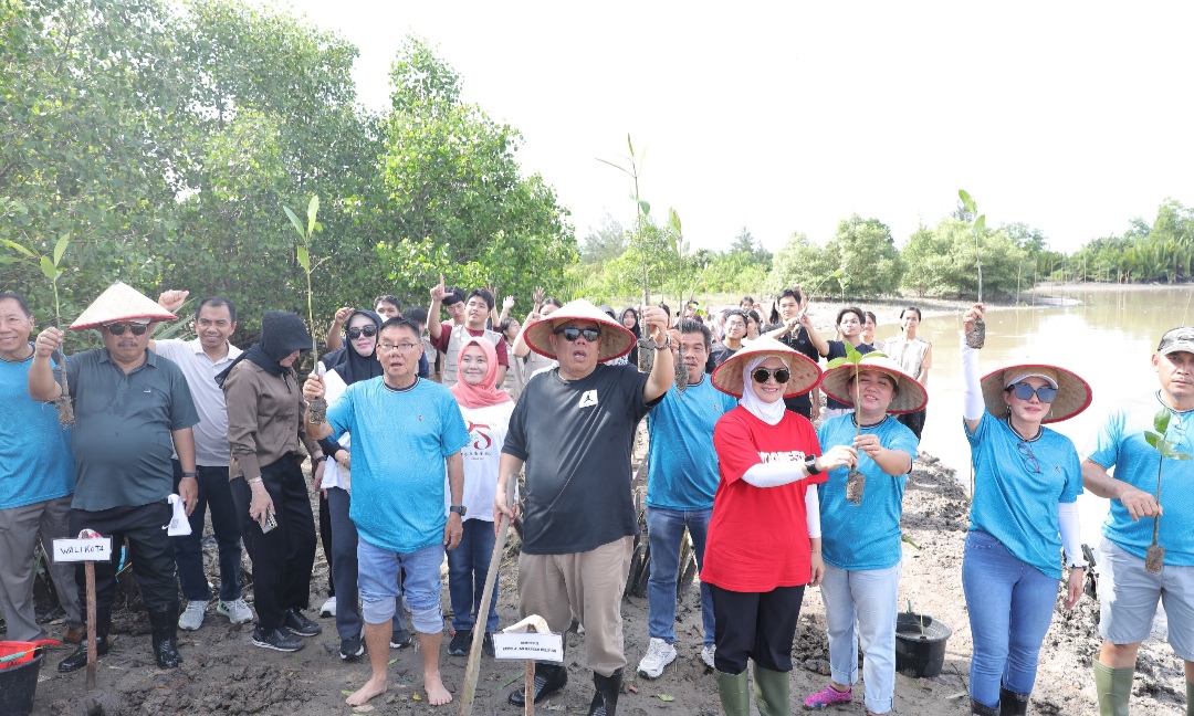 Gubernur Hidayat Arsani Pimpin Aksi Sosial dan Penanaman Mangrove di Pesisir Pantai Ketapang