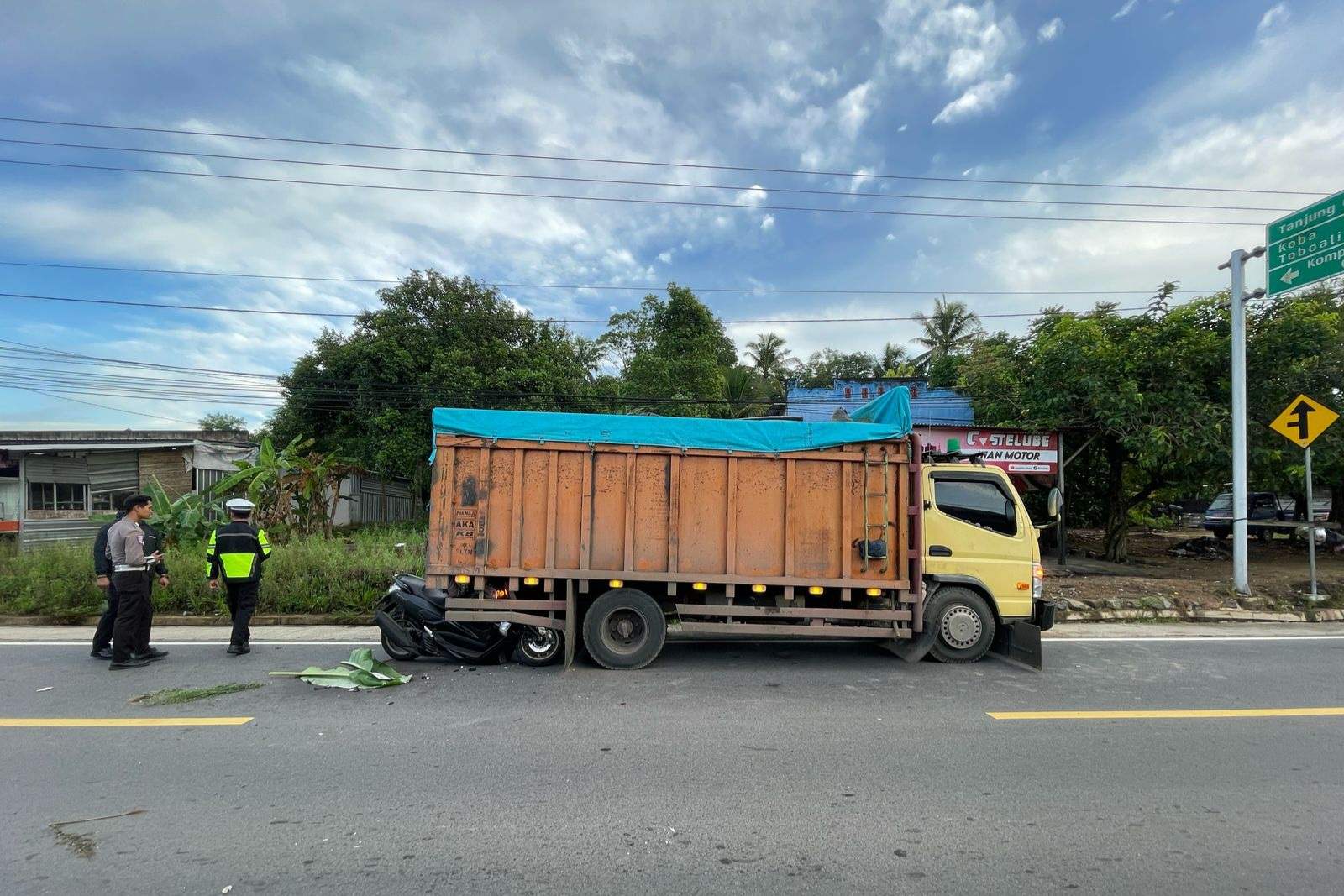 Truk Mogok Parkir di Pinggir Jalan, Brakkk... Guru SD 4 Lubuk Tewas di Tempat