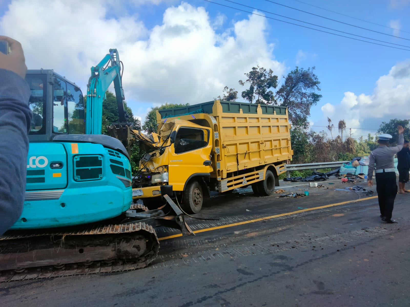 Truk Tarik Truk Mogok Ditabrak Truk di Desa Bikang, Satu Korban Meninggal Dunia, Truk Ringsek 