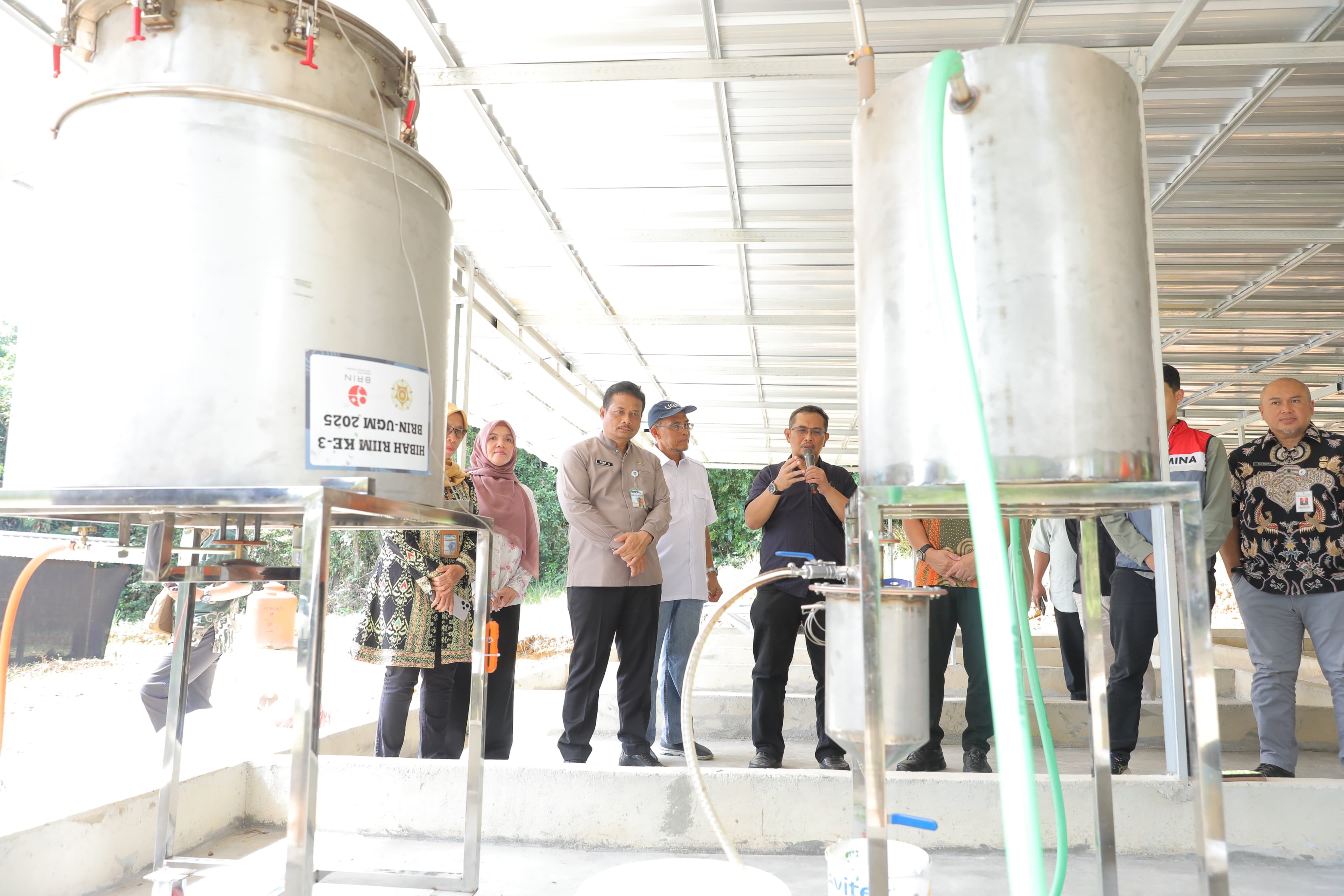 Keluarga Alumni Gadjah Mada Serahkan Alat Pengolah Sampah Plastik