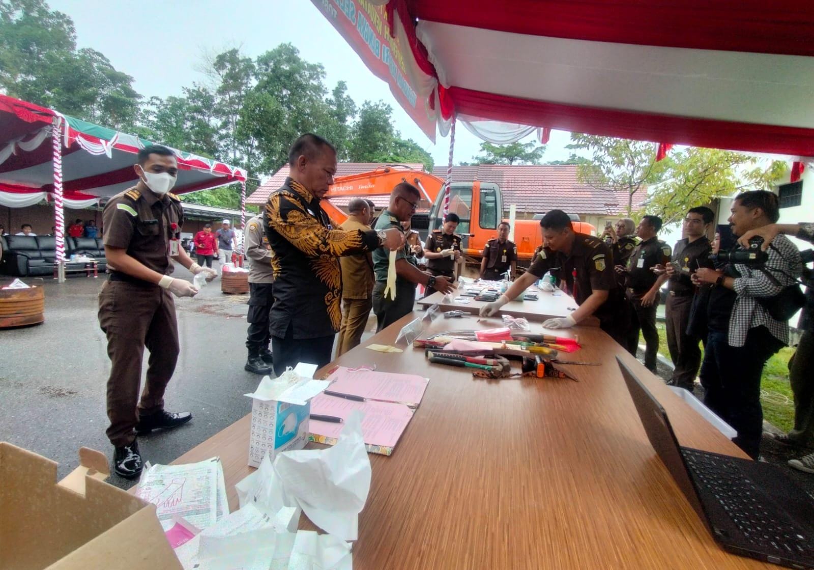 Kejari Basel Musnahkan Barang Bukti Kejahatan yang Inkrah 