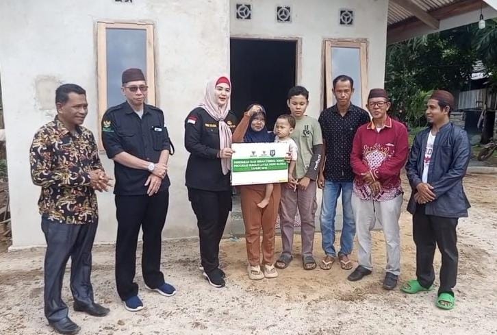 Wabup Debby Serahkan Kunci Rumah Layak Huni dari BAZNAS ke Warga