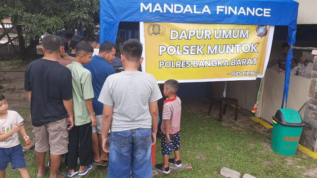 Beri Pelayanan Bagi Penumpang, Polsek Muntok Dirikan Dapur Umum