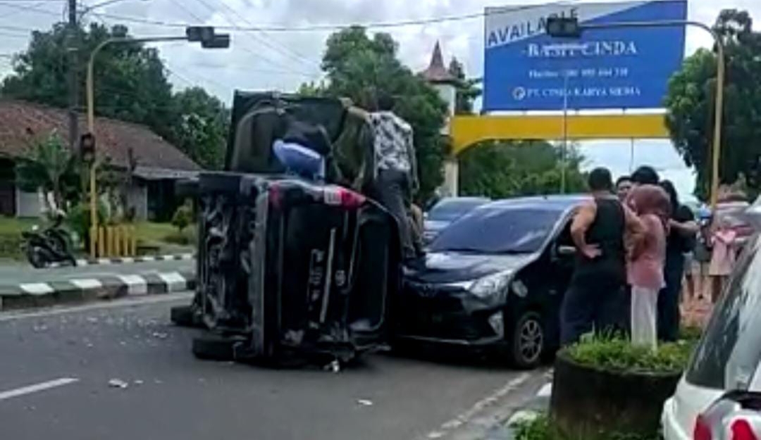 Tiga Mobil Tabrakan Beruntun di Jalan Soekarno-Hatta Pangkalan Baru