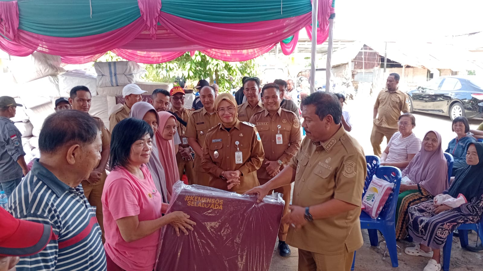 ​Atasi Dampak Banjir Rob, Wali Kota Pangkalpinang Serahkan Bantuan Kemensos dan PT Timah kepada 92 Warga