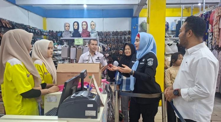 Pastikan Larangan Plastik Sekali Pakai Ditegakkan di Basel, Debby Sidak Toko Retail 