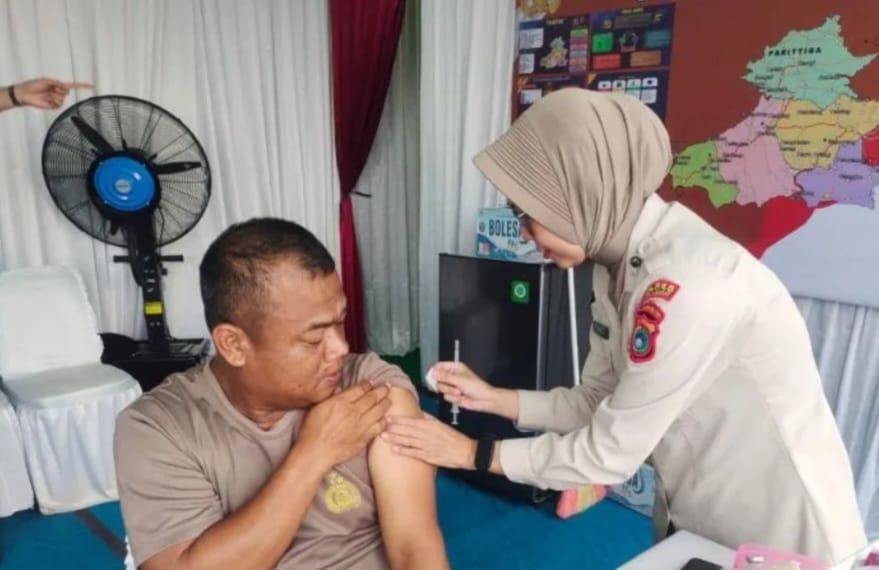 Kesehatan Dicek, Petugas Pelabuhan Tanjungkalian Juga Dapat Bingkisan