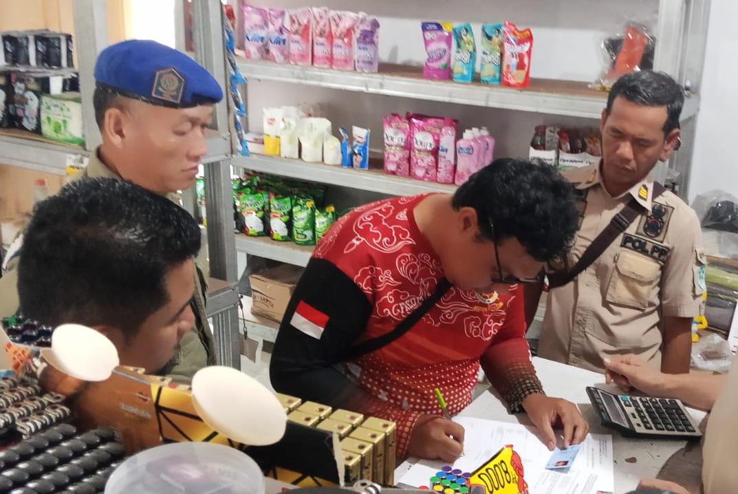 Belasan Botol Arak Diamankan dari Penjual di Desa Pohin