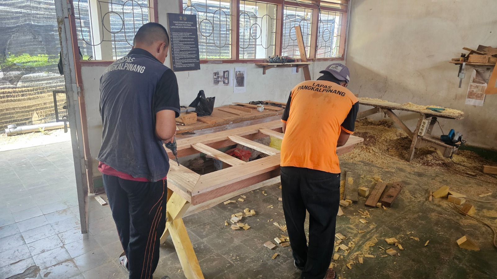 Wujud Kemandirian Lewat UMKM, Warga Binaan Lapas Pangkalpinang Produksi Meja Makan