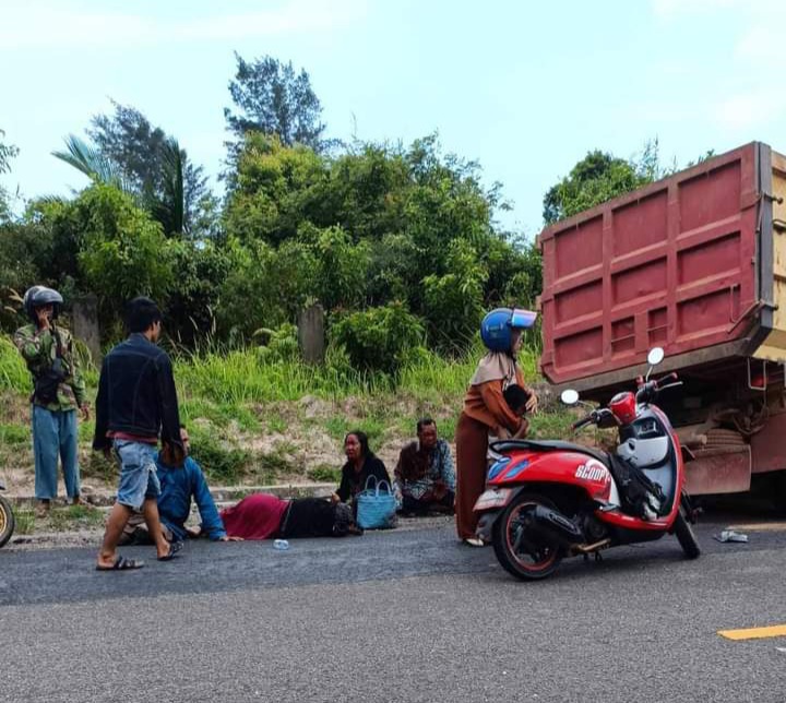 Nyalip di Jalan Terentang, Avanza Tabrak Truk