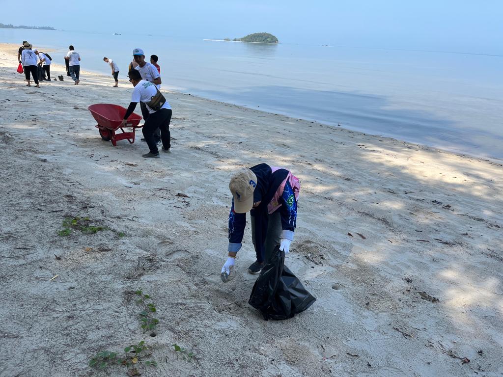 Ikut Serta Dalam Gotong Royong Peringati HLN 78, Srikandi PLN Wujudkan Pantai di Belitong Bersih