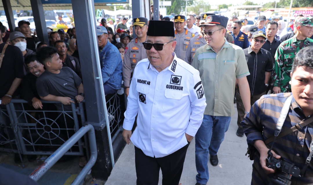Tinjau Arus Mudik di Pelabuhan Tanjung Kalian, Gubernur Babel Hidayat Arsani Dorong Perbaikan Sistem Pelayanan