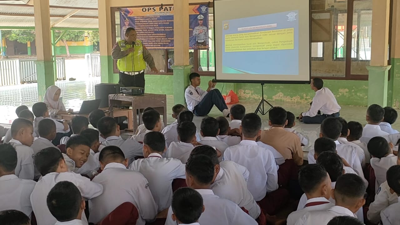 Kunjungi SMP 5 Toboali, Satlantas Basel Berikan Edukasi Tertib Berlalu Lintas