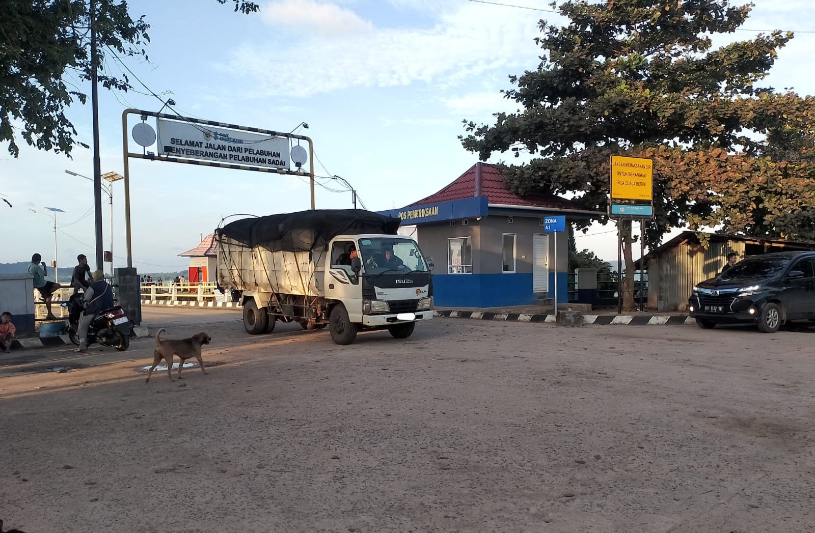 Kapal Menumbing Raya yang Memuat Belasan Truk Timah dari Belitung Telah Merapat di Pelabuhan Sadai