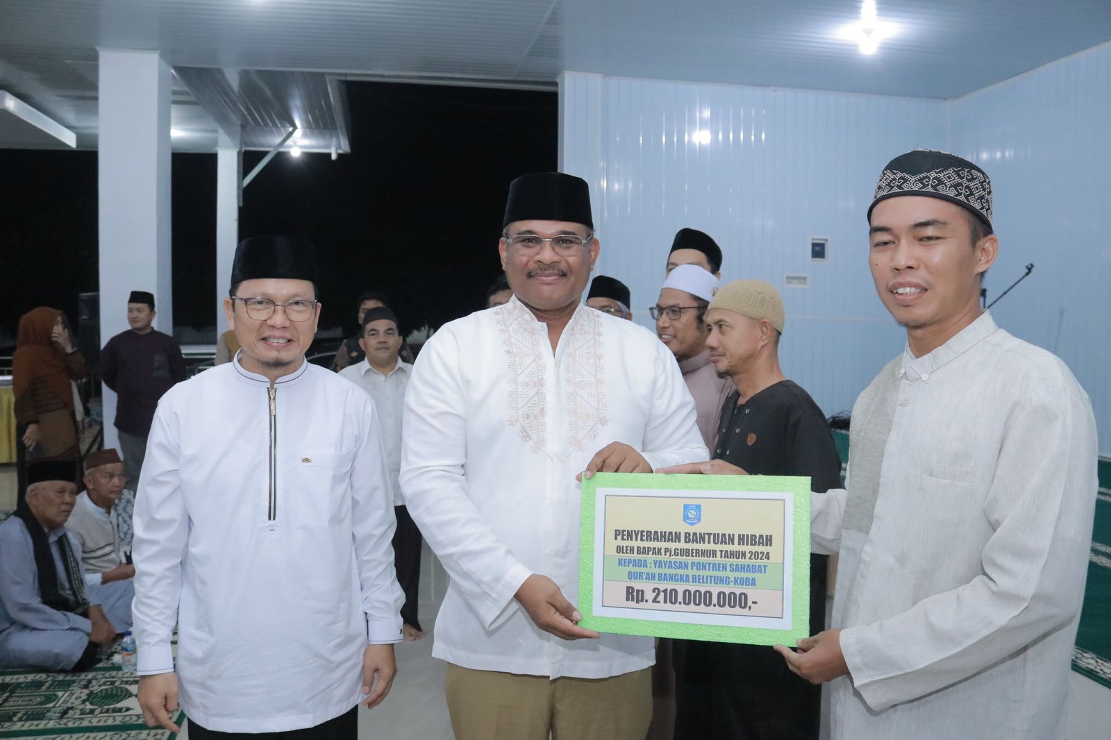 Safari Ramadan di Rumdin Bupati Bateng, Pj Gubernur Safrizal Serahkan Sejumlah Bantuan 