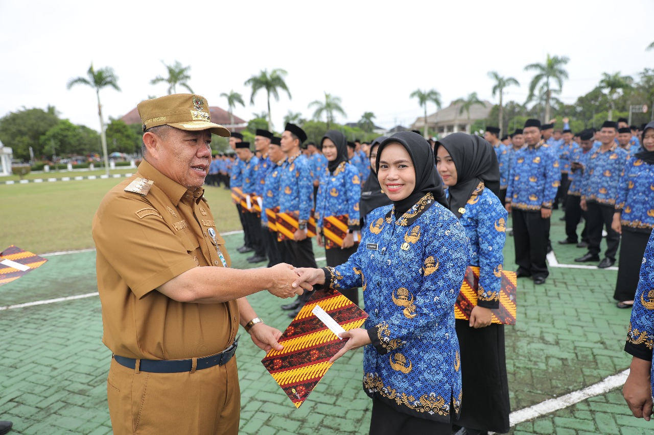 Gubernur Babel Hidayat Arsani Serahkan 2.869 SK PPPK Paruh Waktu
