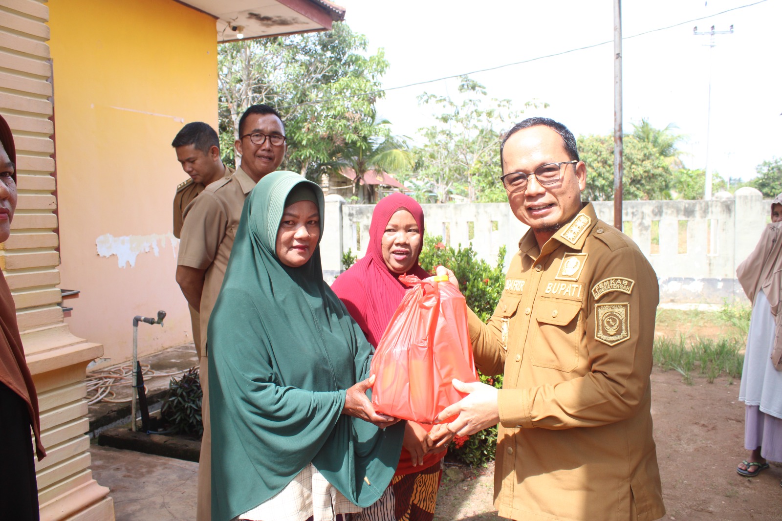 Warga Kayu Besi Terima Bantuan Pertanian Hingga Sembako Murah