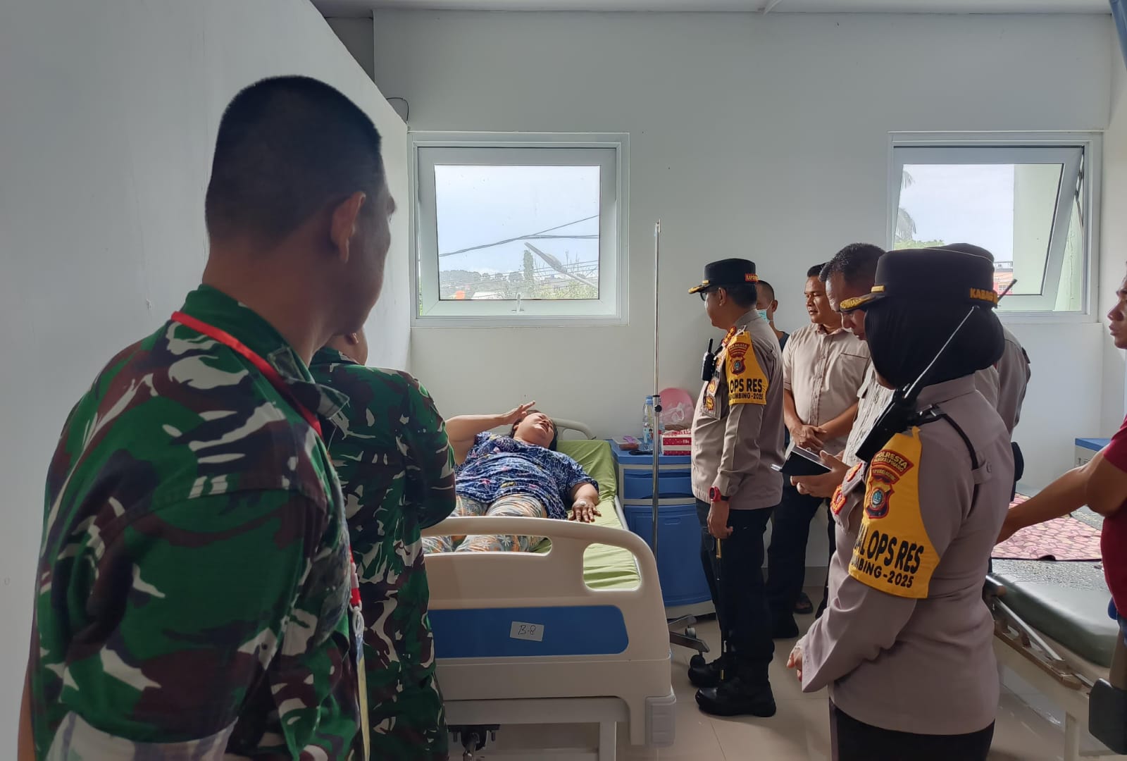 Kunjungi Yani di RS Batin Tikal Pangkalpinang, Kapolresta Pangkalpinang Berikan Bantuan