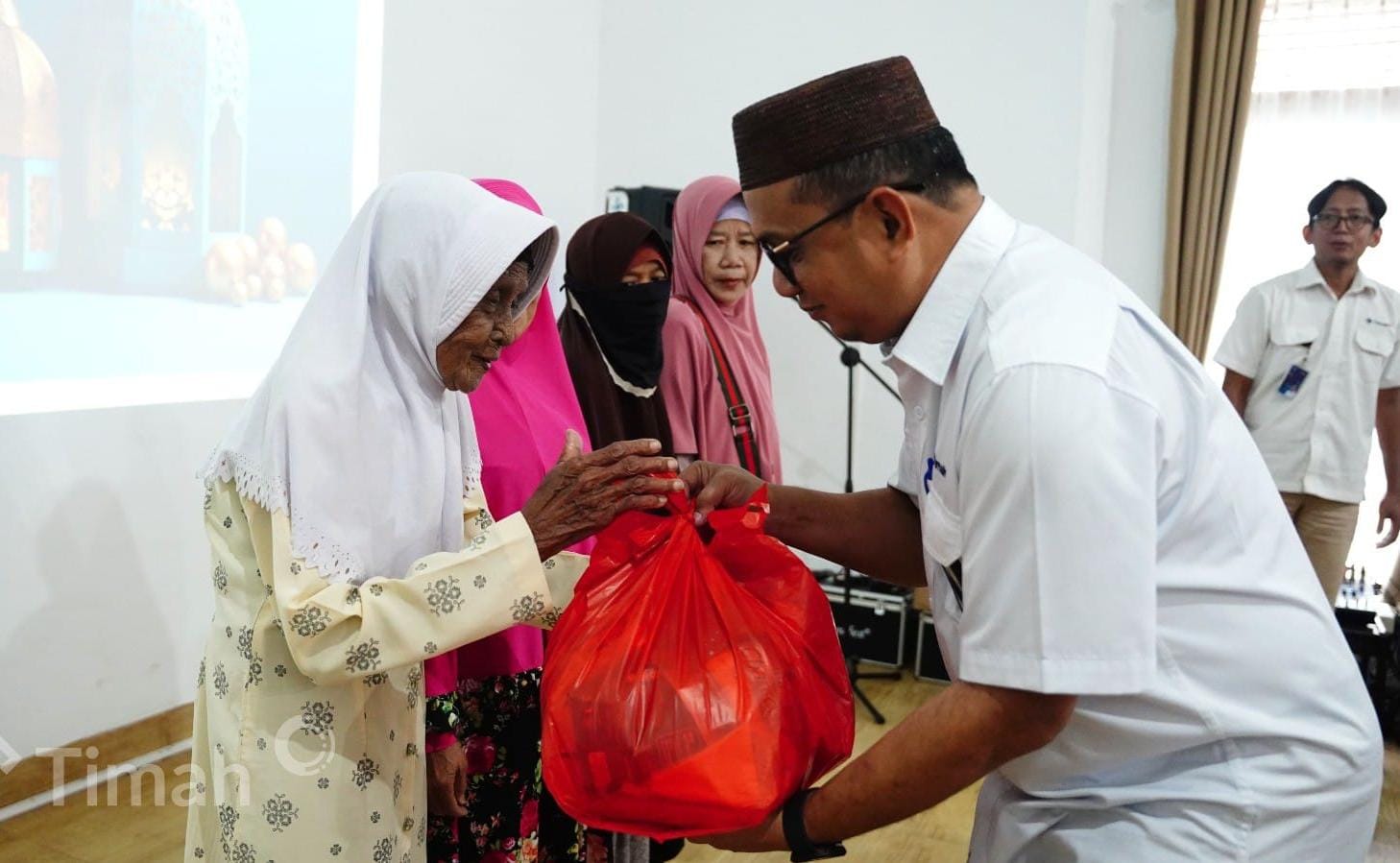 Ramadan Berbagi Keberkahan, PT Timah Bagikan Ratusan Paket Sembako dan Takjil Bagi Masyarakat di Kab. Bangka