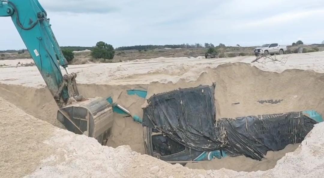 Ada Excavator yang Dikubur Dalam Pasir, Diduga Milik Pak Haji dari Basel