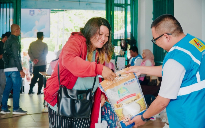 Ribuan Warga Antusias Serbu Pasar Sembako Murah 