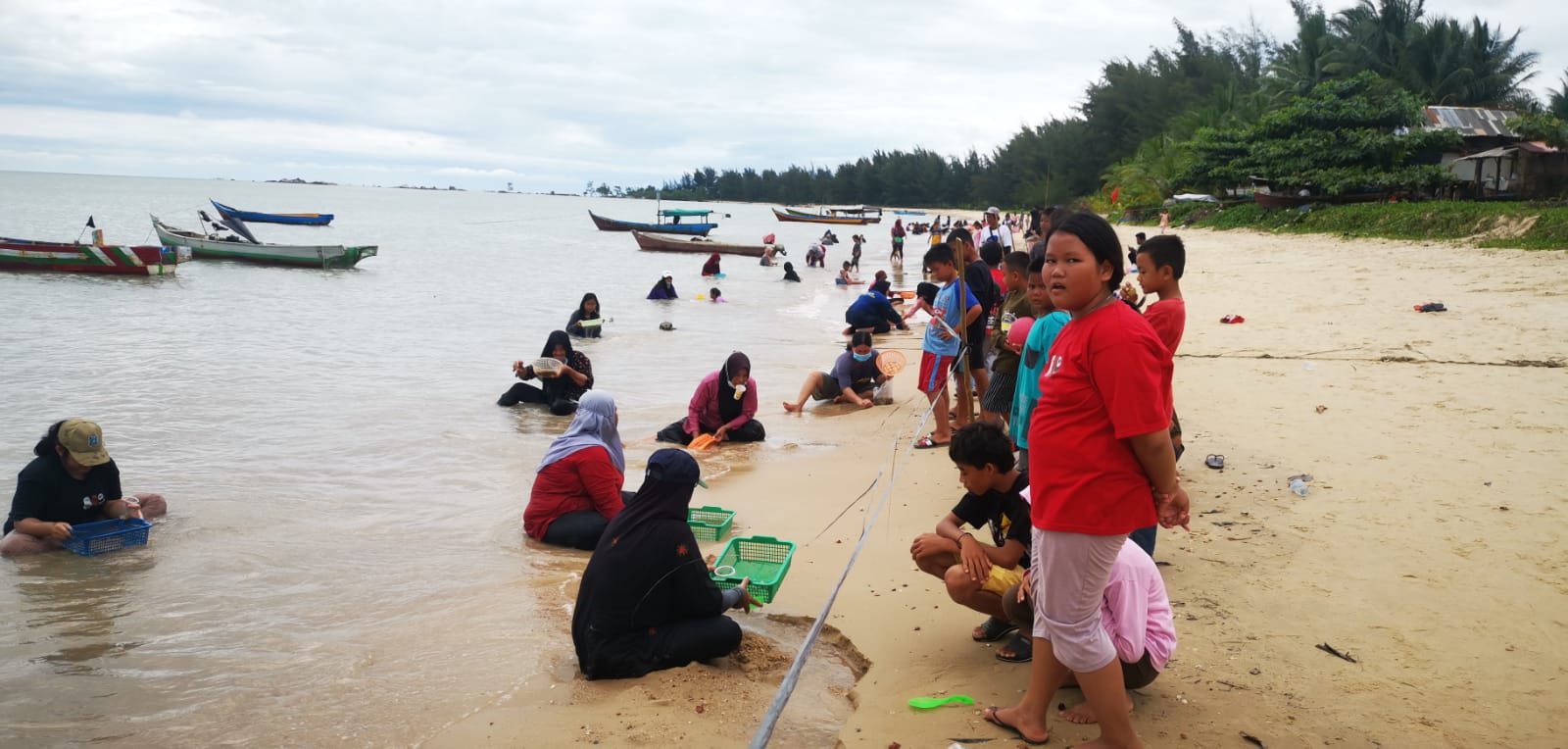 Seru, Warga Batu Belubang Lomba Mencari Remis