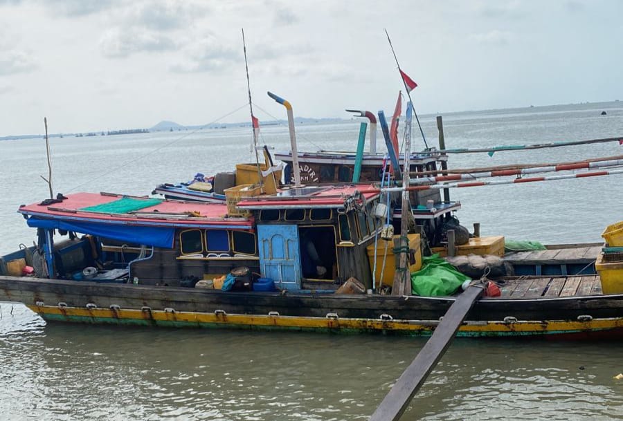 Maraknya Aktivitas Kapal Rawai Besar di Toboali, Nelayan: Jaring Kami Rusak 