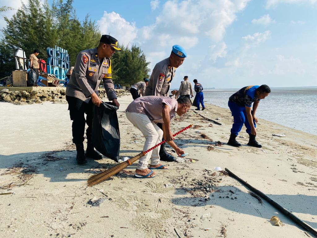 Peduli Lingkungan, Jajaran Polresta Pangkalpinang Gelar Aksi Bersih Sampah di Pantai