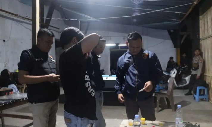 Polisi Bangka Barat Tes Urine Warga Nongkrong Malam Hari