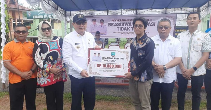 75 Mahasiswa Beltim Terima Beasiswa Tidak Tetap, Bupati Dorong Penerima Pulang Membangun Daerah