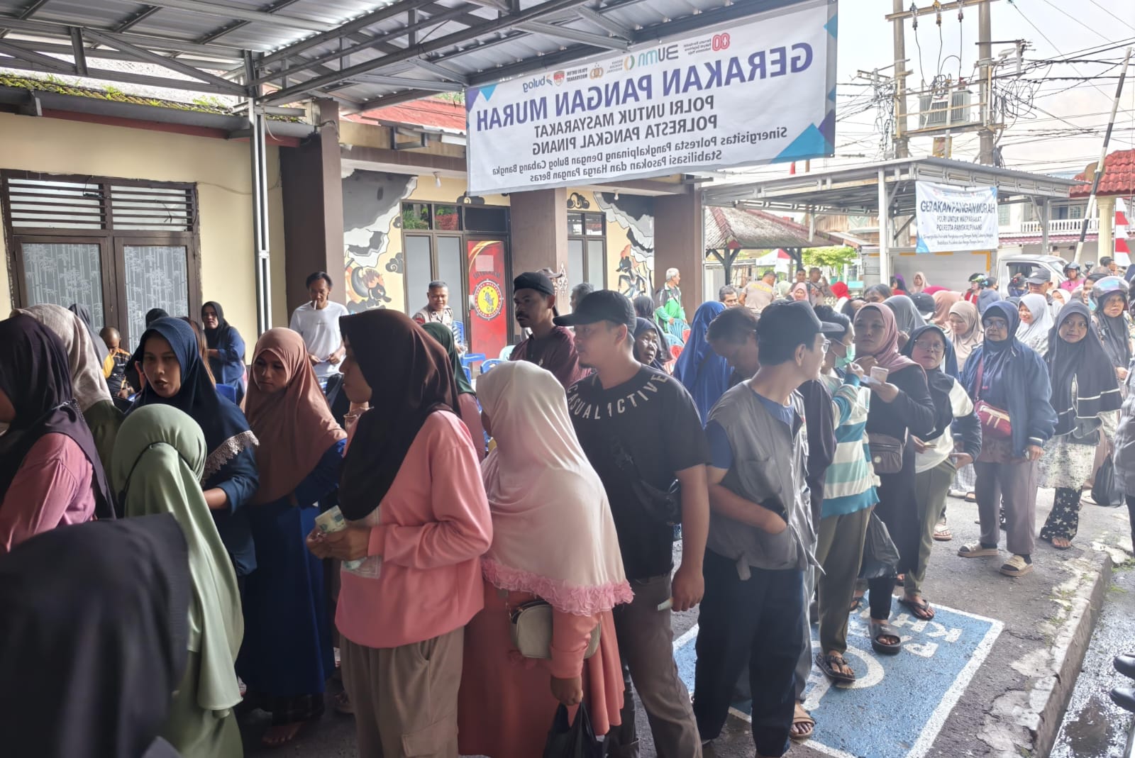 Seribuan Warga Serbu GPM Polsek Bukit Intan, 8 Ton Beras SPHP Ludes dalam Tiga Jam