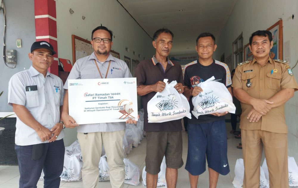 PT Timah Tbk Bagikan 1.400 Paket Sembako untuk Warga Belitung Timur