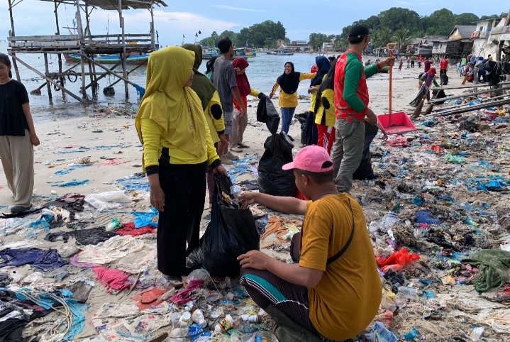 Aksi Bersih - Bersih Pesisir di Tanjung Ketapang, DLH Basel Kumpulkan Sampah Segini