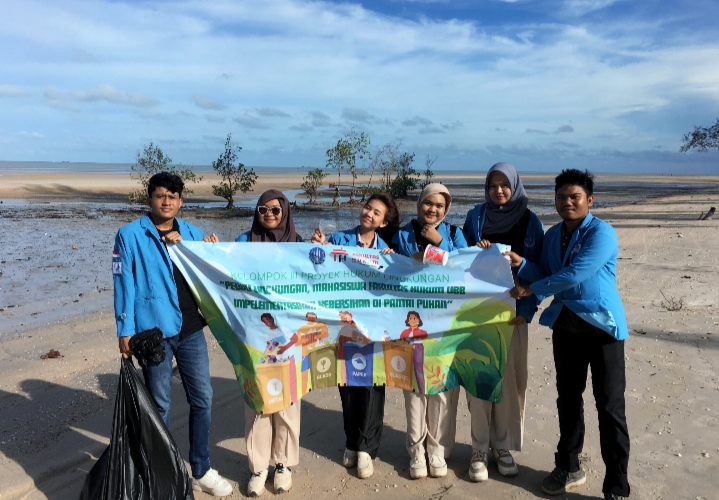 Peduli Lingkungan, Mahasiswa Fakultas Hukum UBB Implementasikan Kebersihan di Pantai Pukan Dua